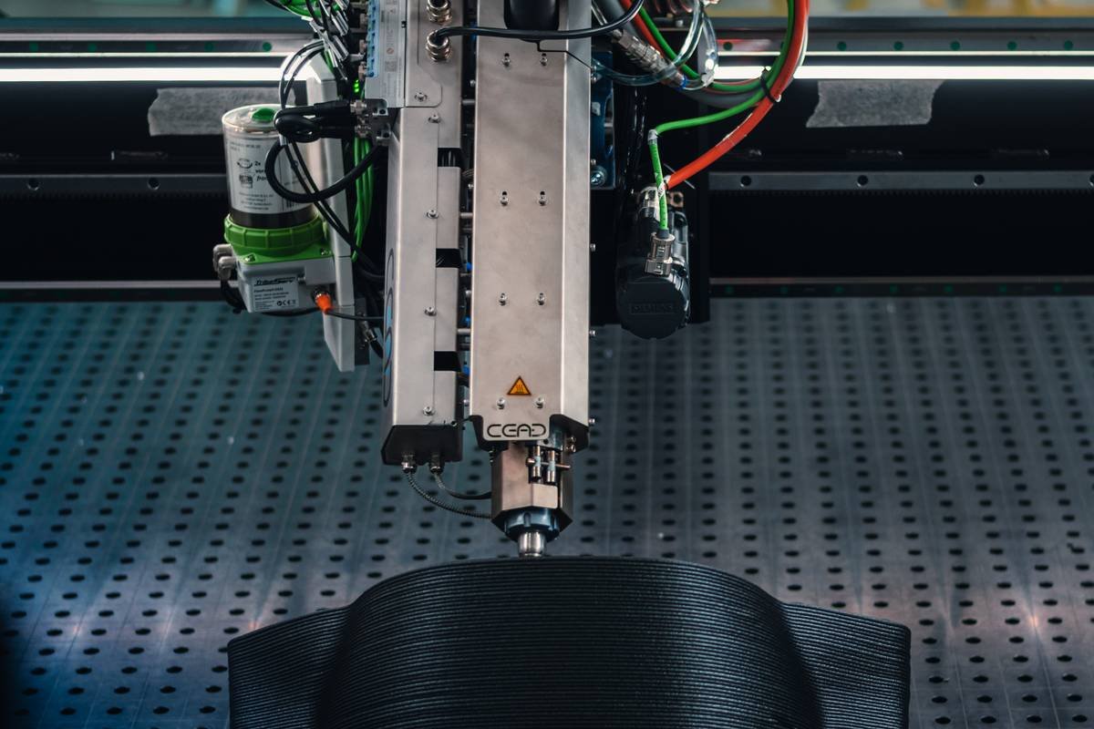 CEAD print head extruding fibre-reinforced thermoplastic