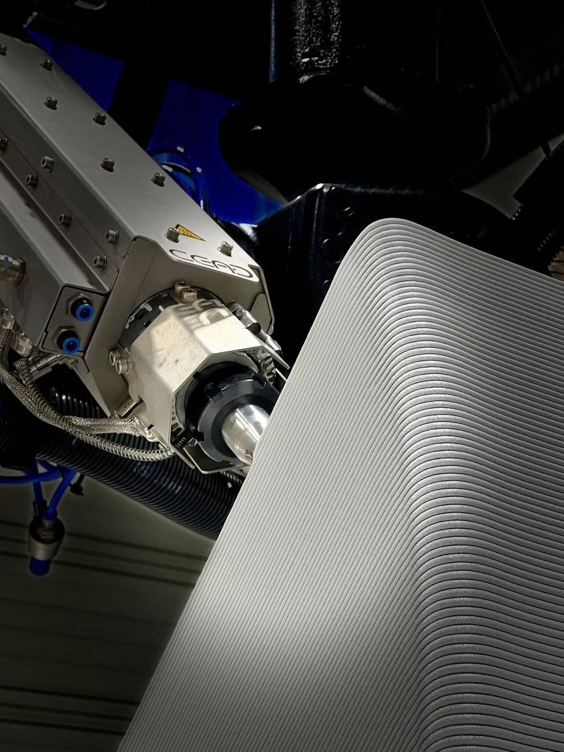 Robot-based LFAM printing a large part with visible layers